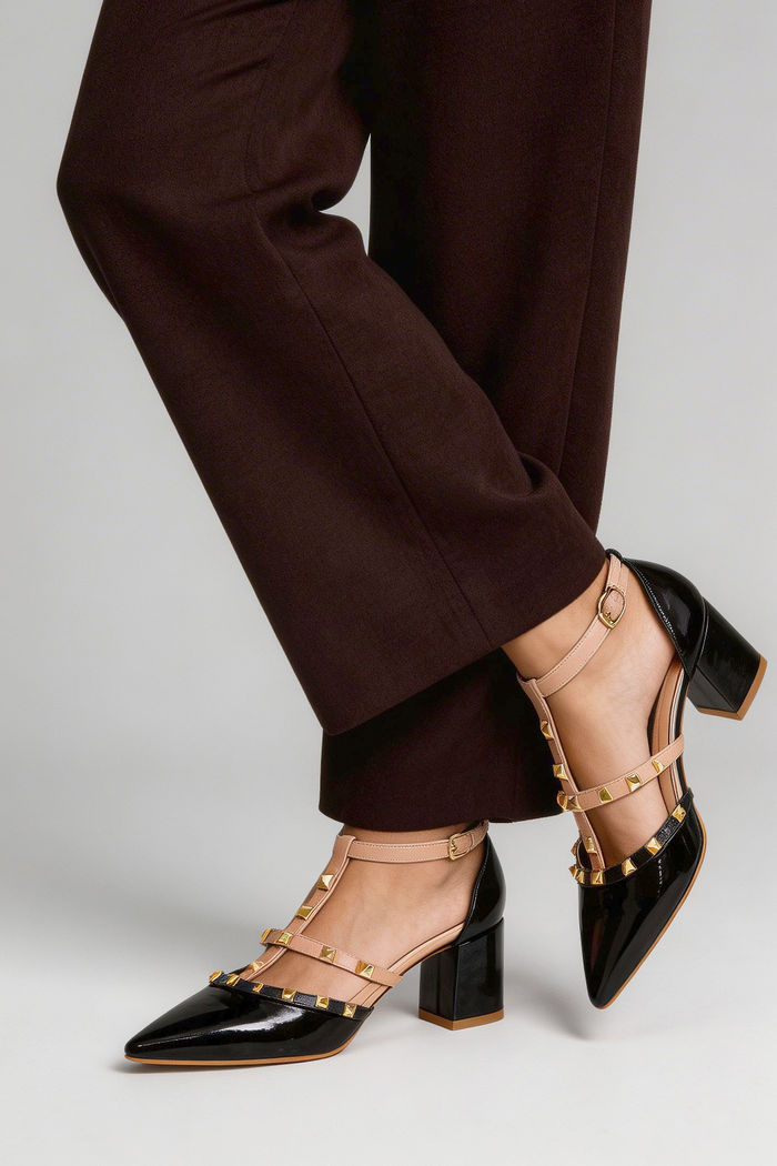 Scarpin com Salto Bloco e Mini Pirâmides Amêndoa