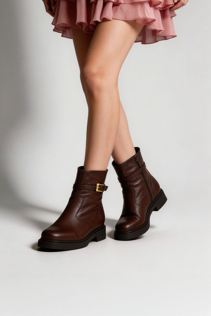 Bota em Couro com Cano Curto Marrom