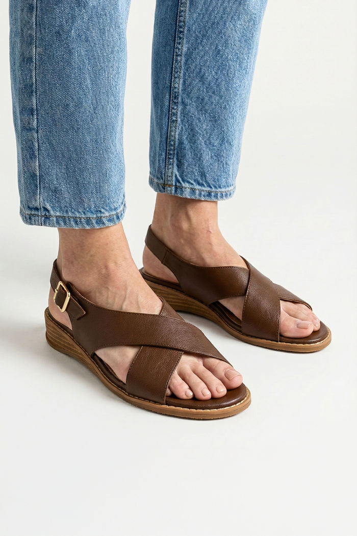 Sandália em Couro com Tiras Largas Anabela Tostado