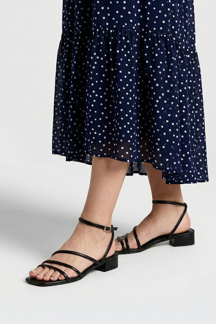 Sandália com Tiras Delicadas e Salto Baixo Preta