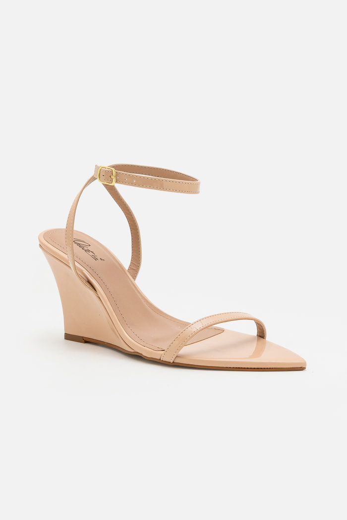 Sandália Anabela com Tira Fina Amêndoa