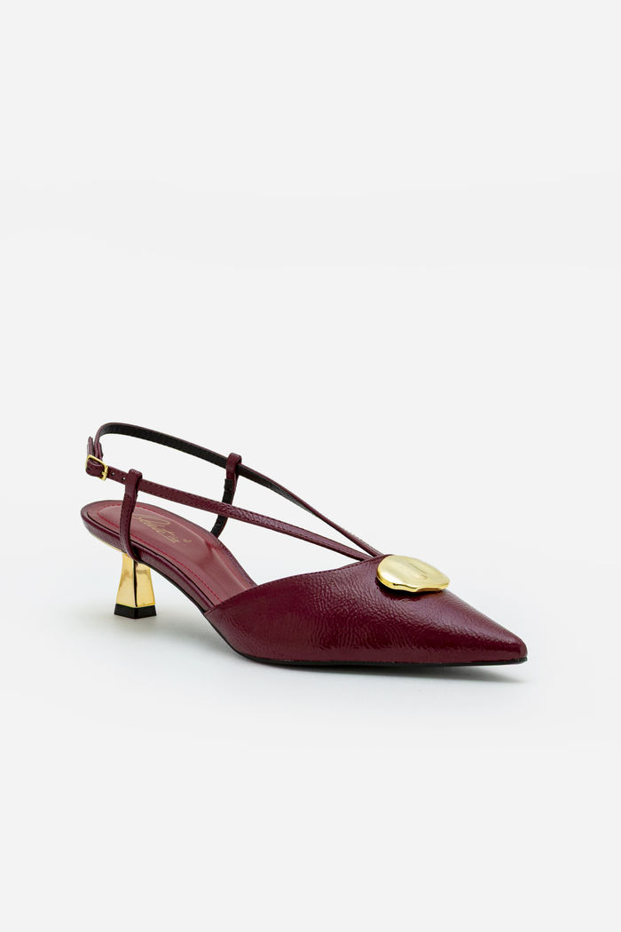 Chanel Elegante com Enfeite e Salto Metálico Bordo