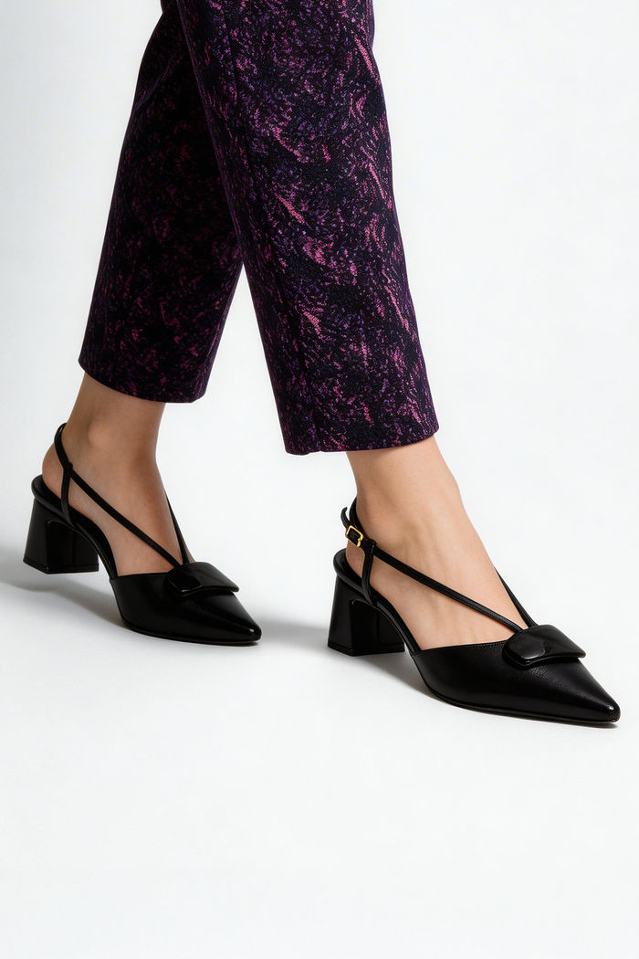 Chanel Com Salto Bloco e Enfeite Preto