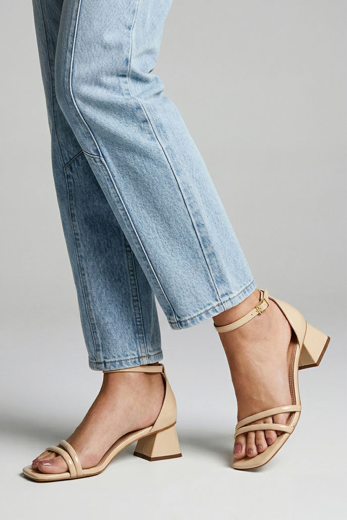 Sandália com Tiras Finas Bege