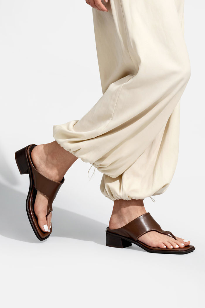 Mule Minimalista em Couro com Salto Bloco Café