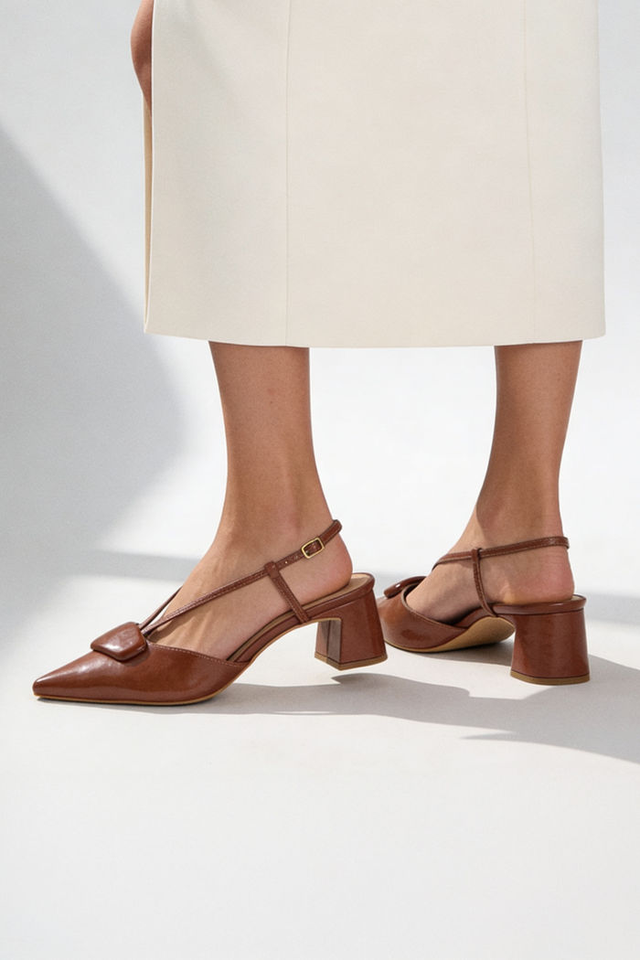 Chanel Com Salto Bloco e Enfeite Tostado