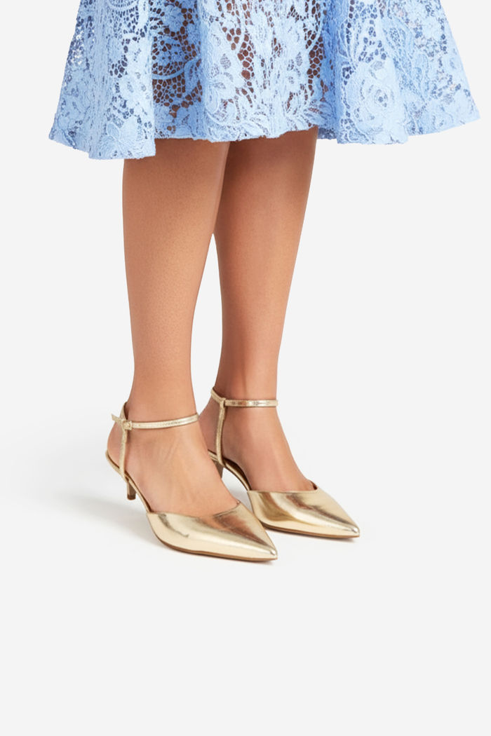 Chanel Elegante em Couro com Salto Fino Ouro