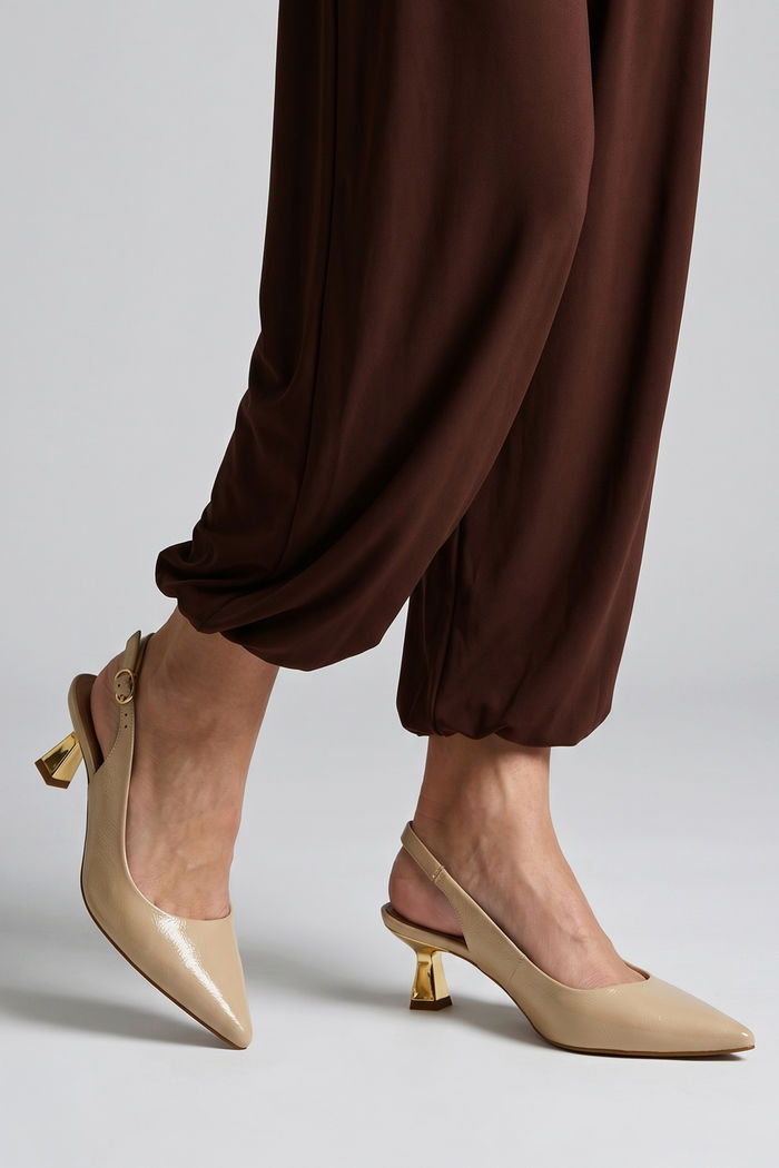 Chanel em Verniz com Salto Cromado Amêndoa