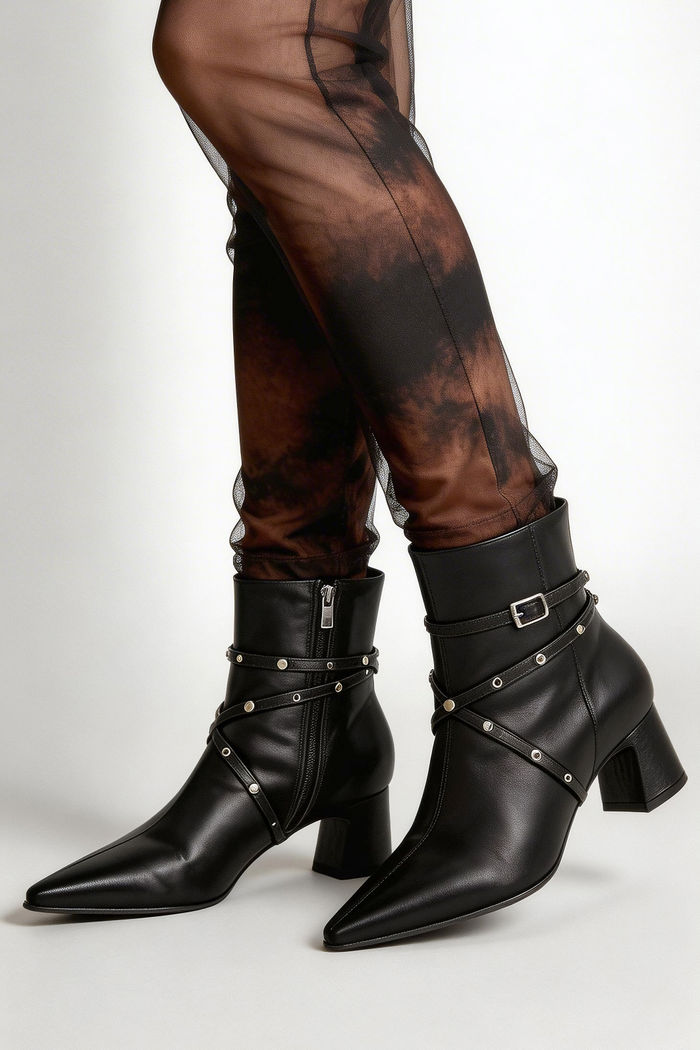 Bota em Couro com Enfeite Removível e Bico Fino Preta