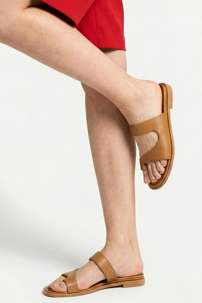 Rasteira em Couro com Dedão e Calcanhar Elevado Amêndoa