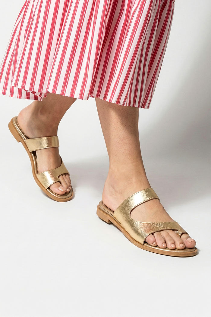 Rasteira em Couro com Dedão e Calcanhar Elevado Champagne