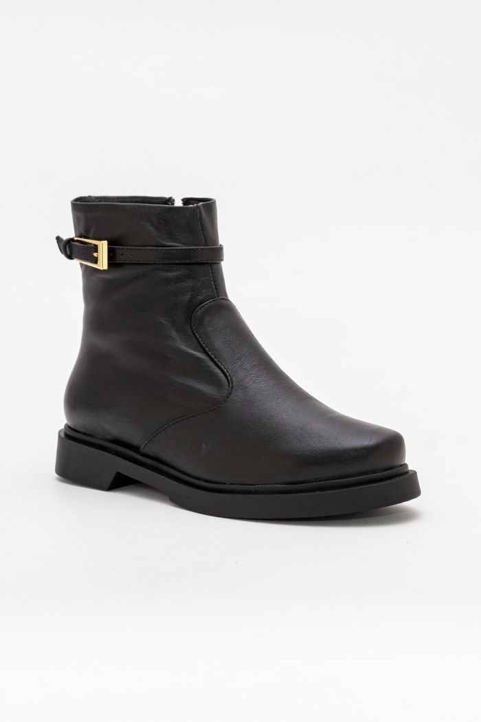 Bota em Couro com Cano Curto Preta