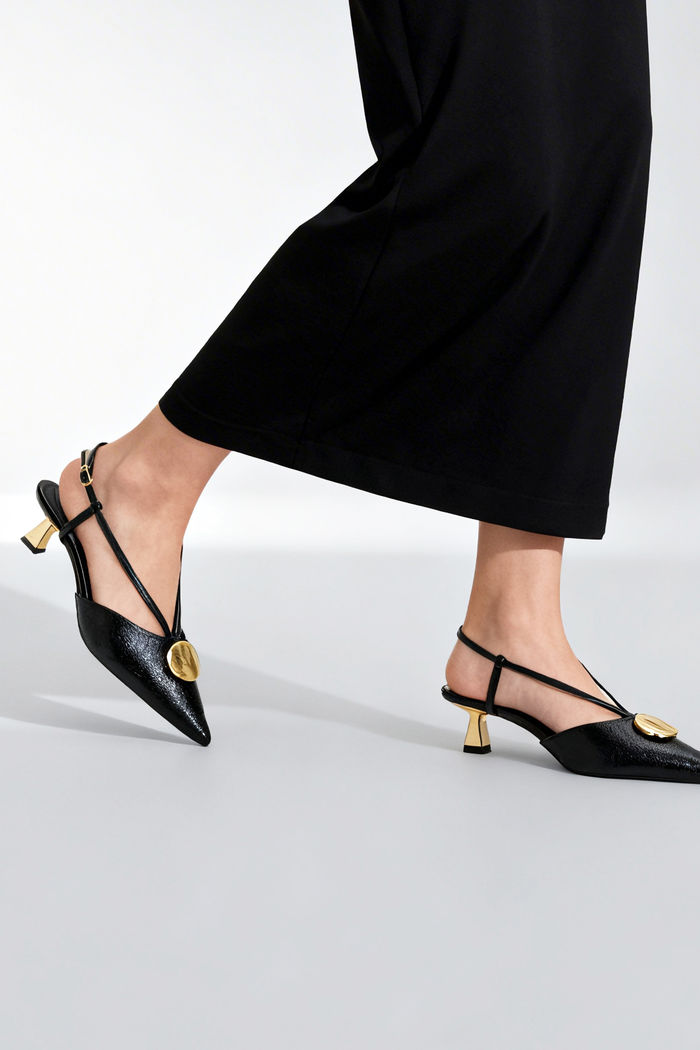 Chanel Elegante com Enfeite e Salto Metálico Preto