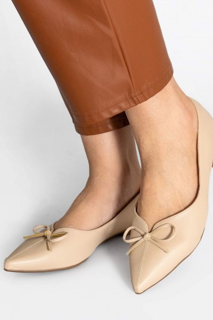 Sapatilha Laço e Bico Fino Amêndoa