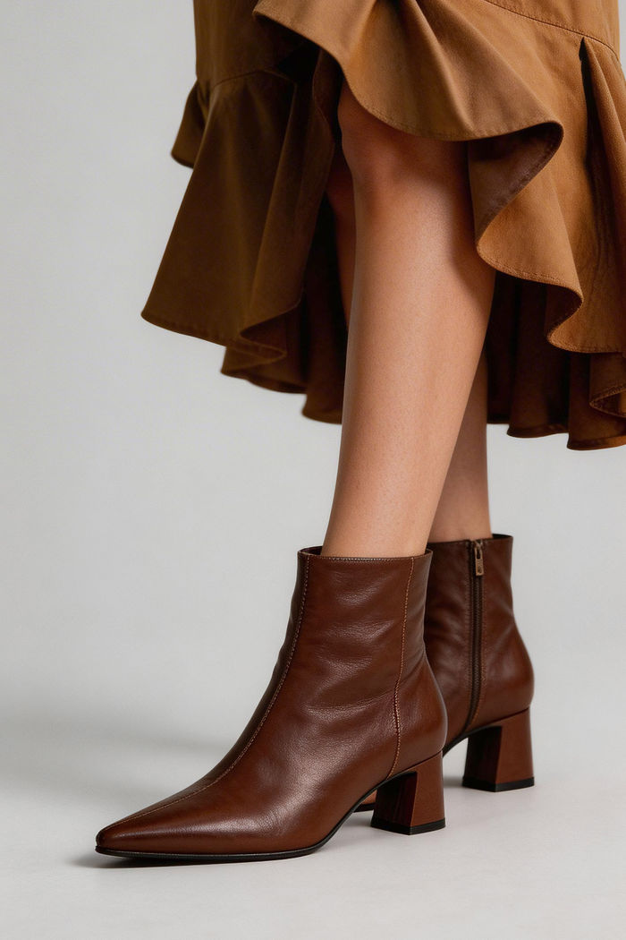 Bota em Couro com Enfeite Removível e Bico Fino Café