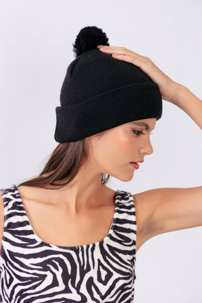 GORRO PRETO COM POMPOM