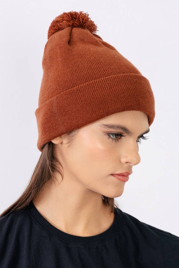 GORRO MARROM COM POMPOM
