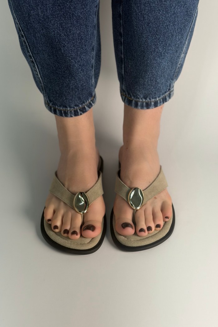 SOL - CHINELO DE DEDO EM COURO CAMURÇA MARFIM