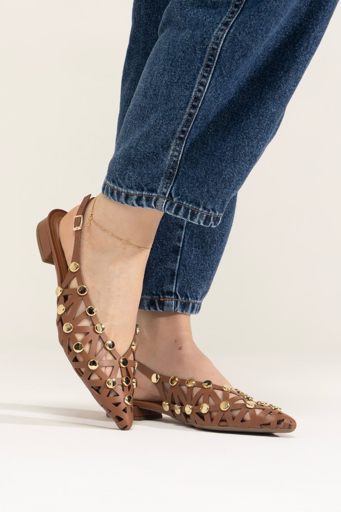 SAVINA - SAPATILHA SLINGBACK COURO COM TACHAS CARAMELO