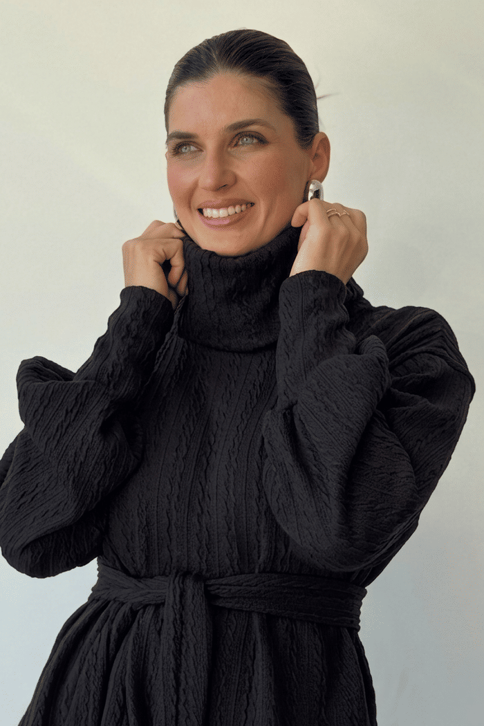 BLUSÃO GOLA ALTA TRAMA PRETO