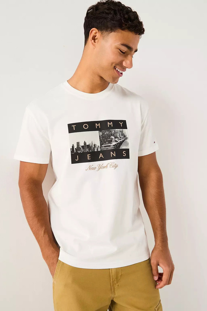 Camiseta Tommy Jeans Regular Reg Photo Flag Tee Branco Gelo