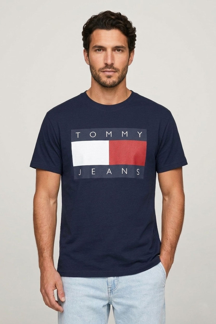 Camiseta Tommy Jeans Masculina Regular Big Flag Azul Marinho Frente