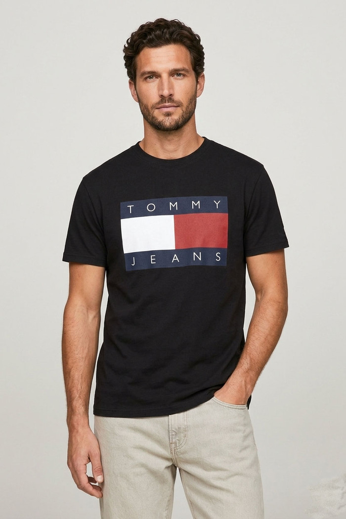 Camiseta Tommy Jeans Masculina Regular Big Flag Preta Frente