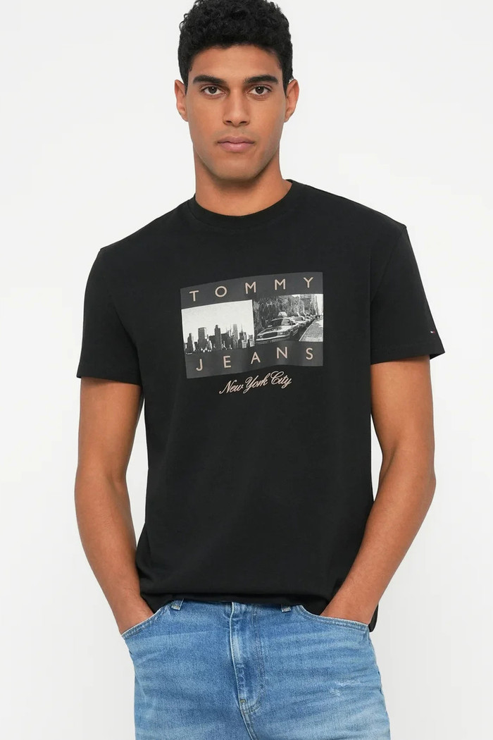 Camiseta Tommy Jeans Regular Reg Photo Flag Tee Preta