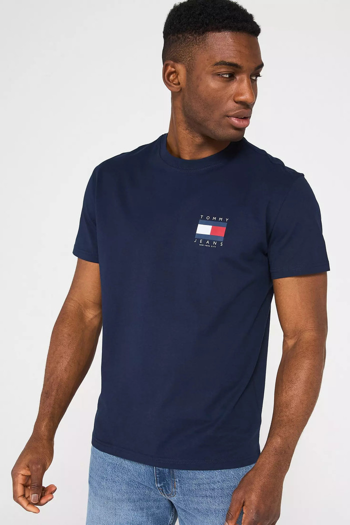 Camiseta Tommy Jeans Regular Reg Flag Graph Bckprnt Azul Marinho