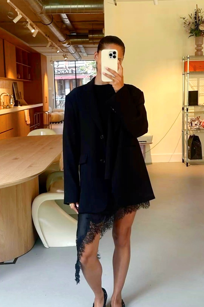 Saia Satin preta, detalhe barra assimétrica renda delicada, cetim brilho – Minimoni