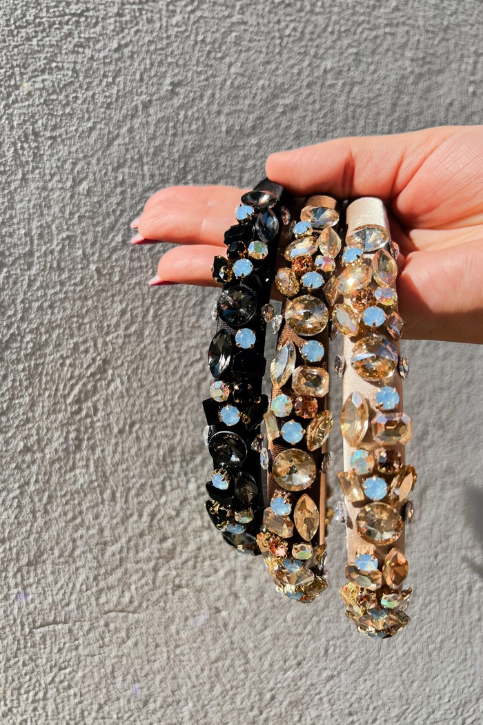 Tiara  Bege  Pedraria  -MiniMoni