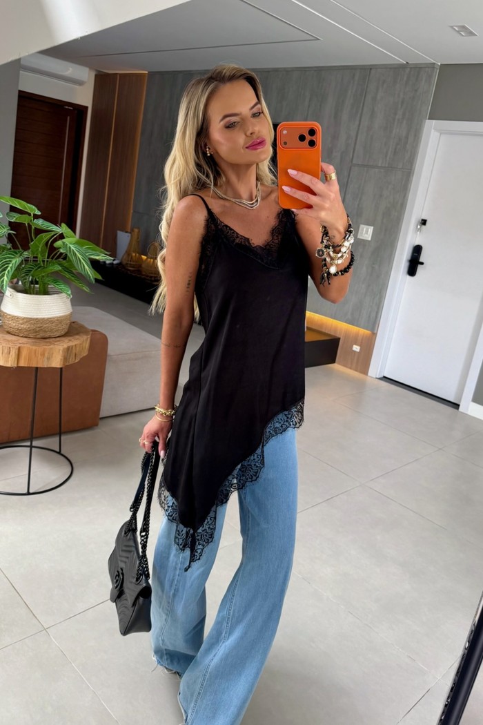 Blusa de Alça Assimétrica em Cetim com Renda Preta