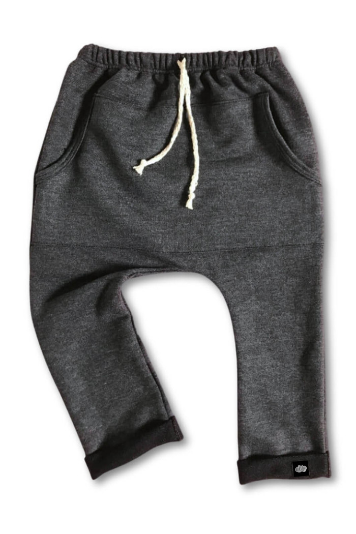 Calça Infantil Saruel Cinza Chumbo com ajuste na cintura, bolso frontal em moletinho