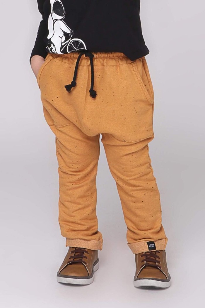 Calça Infantil Saruel Mostarda com ajuste na cintura, bolso frontal em moletinho