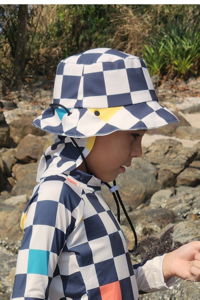 Chapéu infantil Proteção Solar UV 50+ Dupla Face Ajustável Off White e Preto Quadriculado