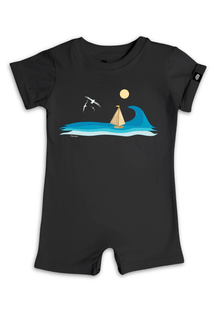 Macacão Bebê Curto Algodão Sustentável Preto Veleiro no Oceano