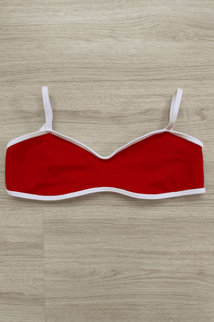 Top de biquíni Diana Duna VIBE BIKINIS vermelho em tecido texturizado duna com viés e alças brancas, vista frontal.