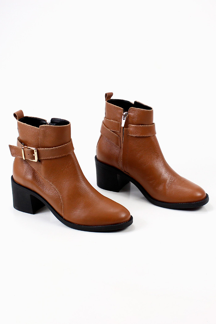 Bota Lia Line em Couro