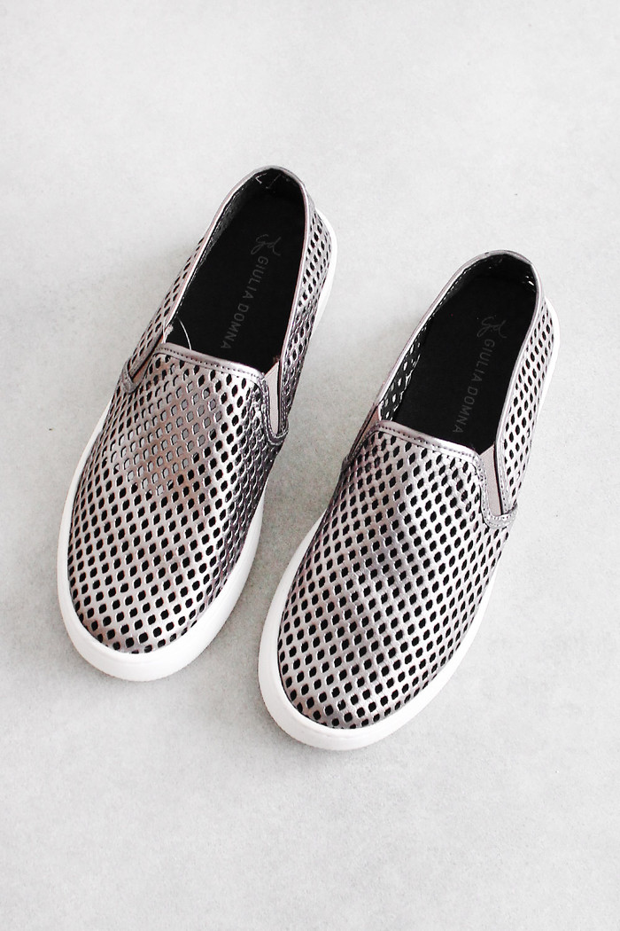 Tênis Slip On em Couro com Detalhe Vazado