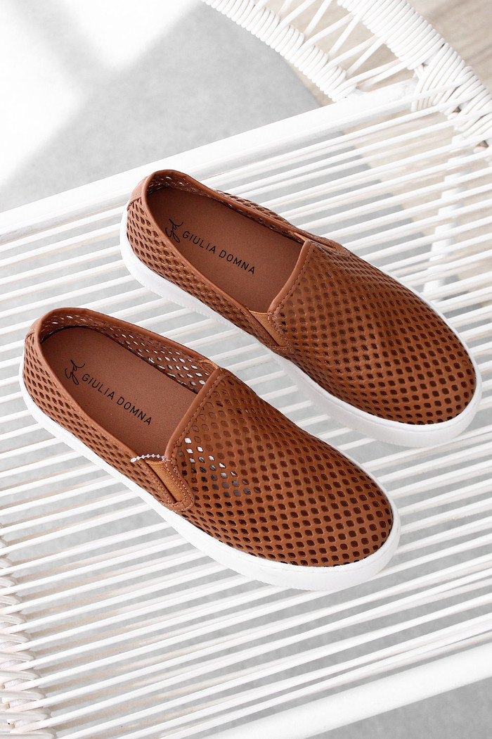 Tênis Slip On em Couro com Detalhe Vazado Caramelo