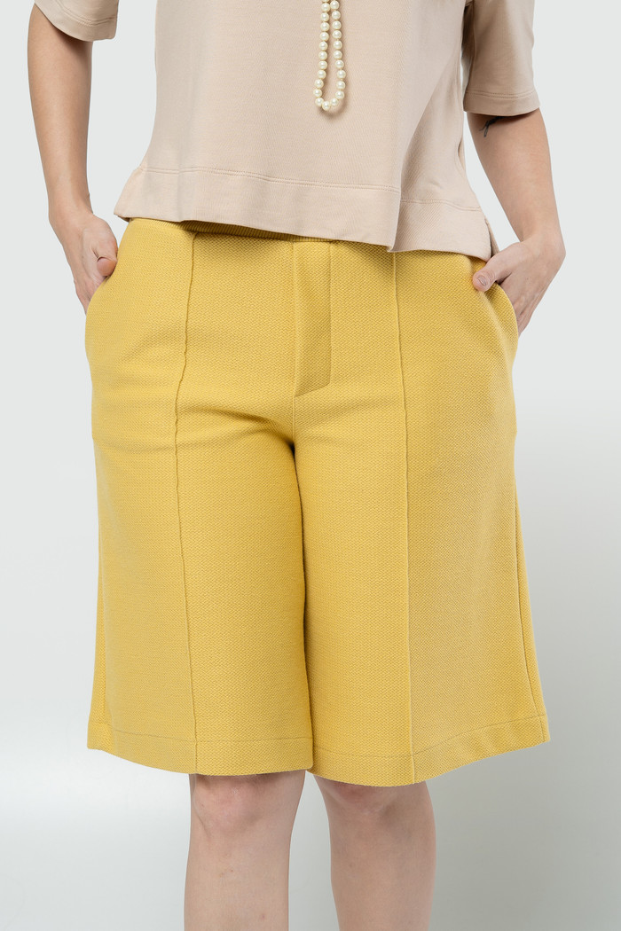 Bermuda com Bolso Faca e Friso - Amarelo Ocre