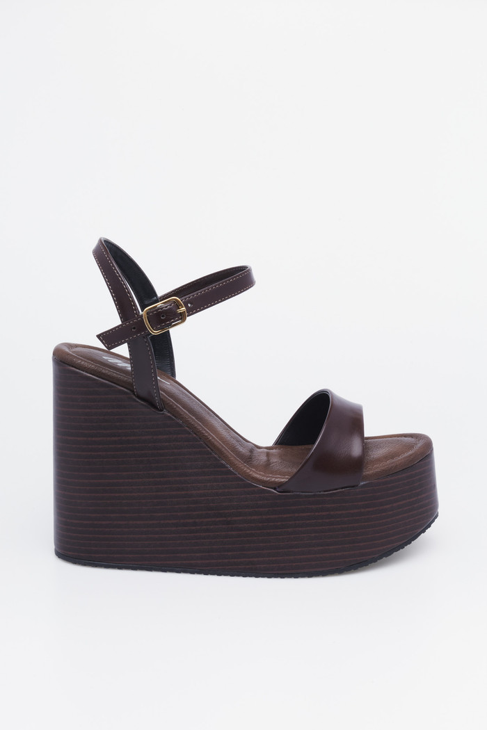 Sandália Manú café plataforma anabela
