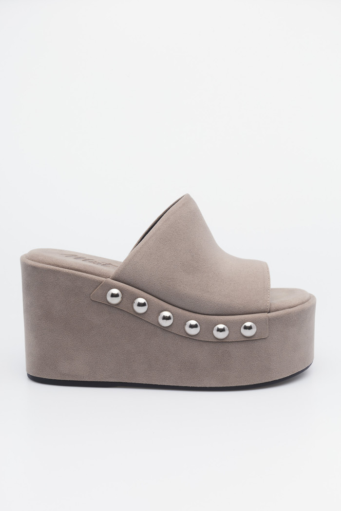 Flatform Suelen grafite tamanco com tachas
