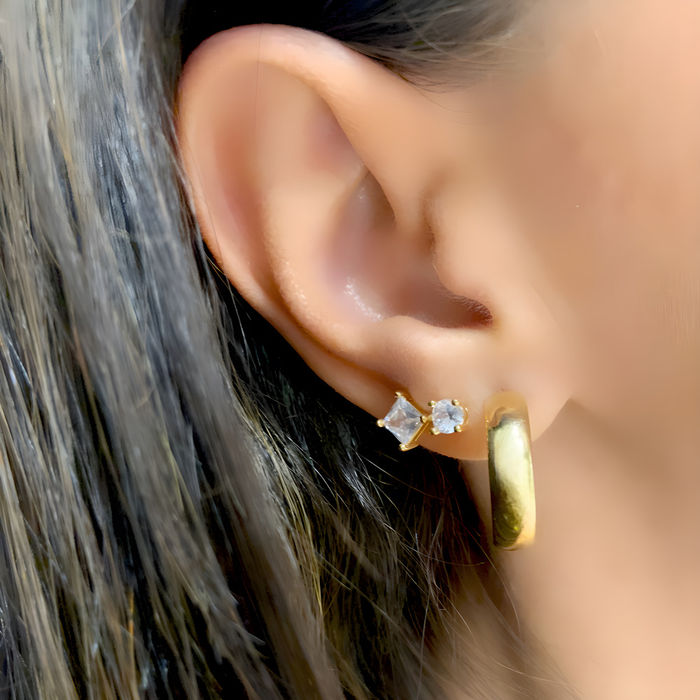 BRINCO  QUADRADO CÍRCULO ZIRCONIA