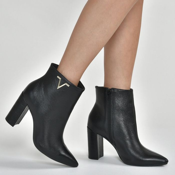 Bota Via Marte Couro Bico Fino Feminino Cor Preto