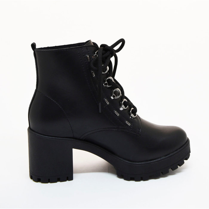 BOTA COTURNO RAMARIM SALTO GROSSO TRATORADO DETALHE METAL PRETA