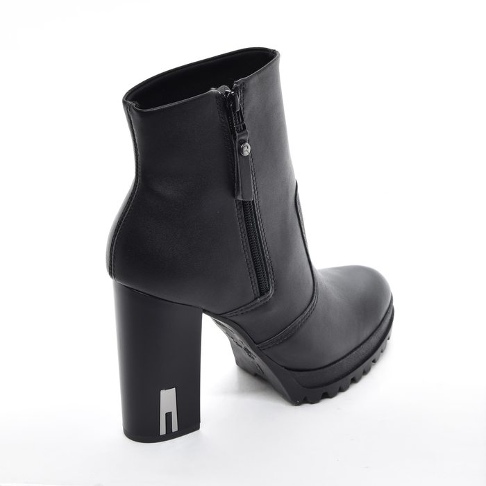 Bota Ramarim Cano Médio Lisa com Recortes Salto Alto Grosso Detalhe Metal Solado Tratorado Preto