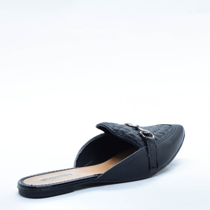 Sapato Mule Mississpi Bico Fino Cabedal com Recortes Matelassê Aplicação Metal Prata Detalhes Verniz