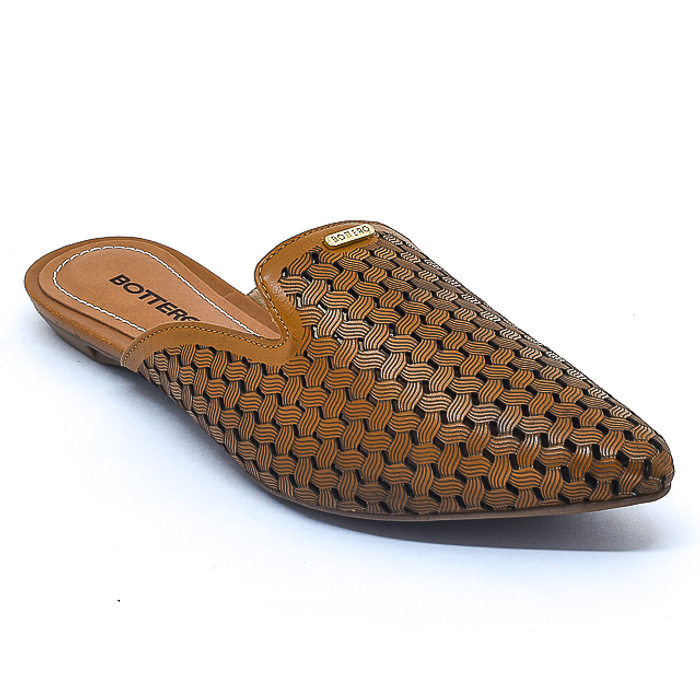 Sapato Mule Bottero Couro Cabedal Vazado Aplicação Metal Logo Caramelo