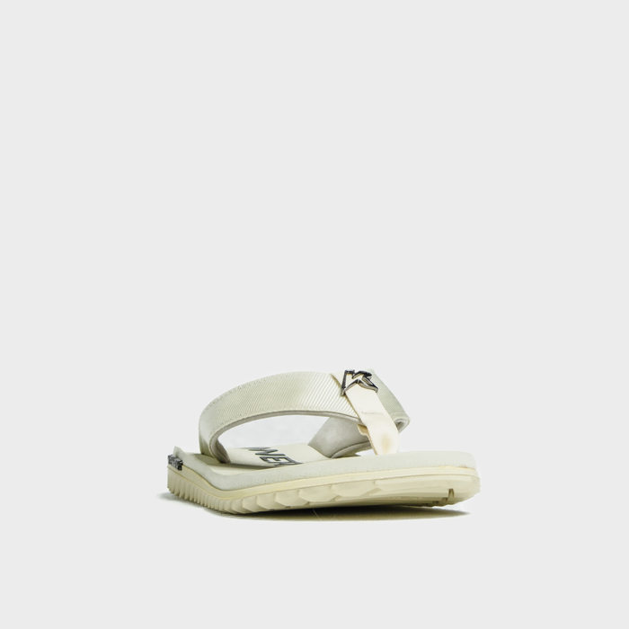 Chinelo Kenner Kivah Tira Metal Logo Solado Tratorado Off White